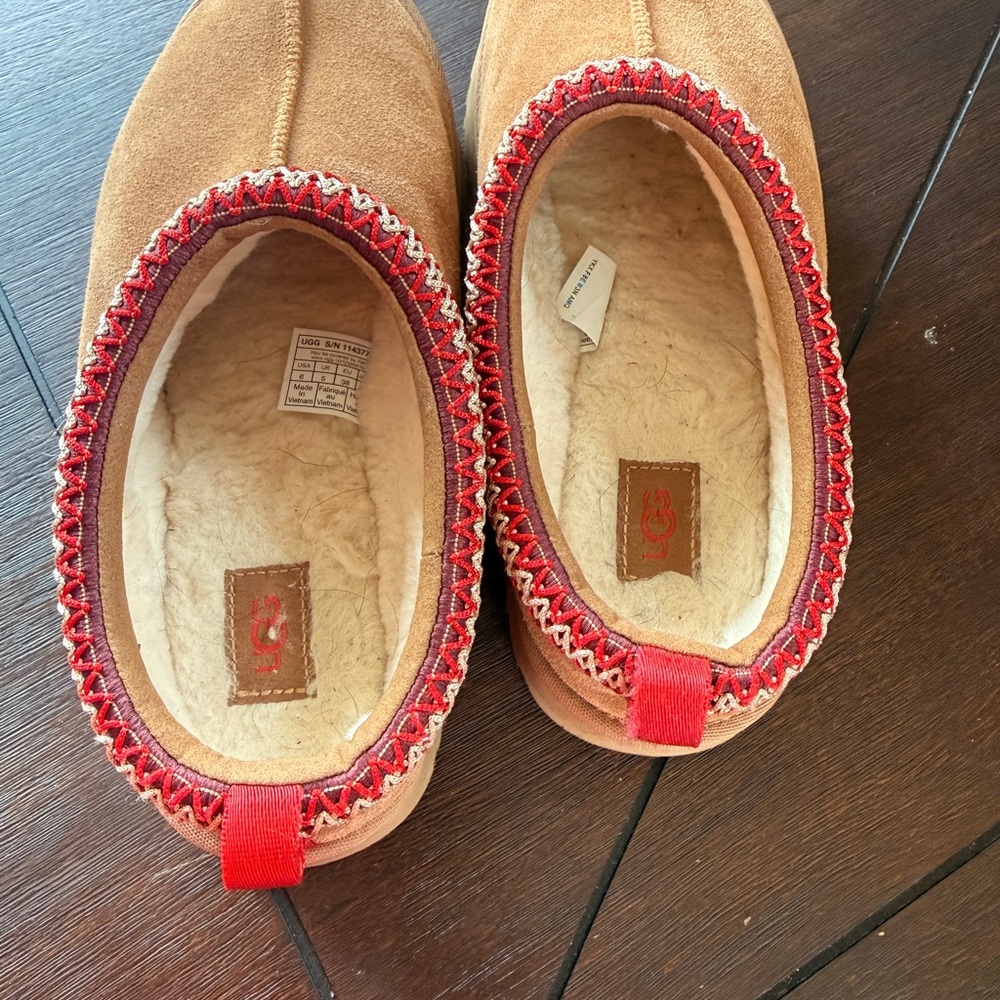 UGG Tazz Slippers with Red and White Embroidery - Picture 4 of 6
